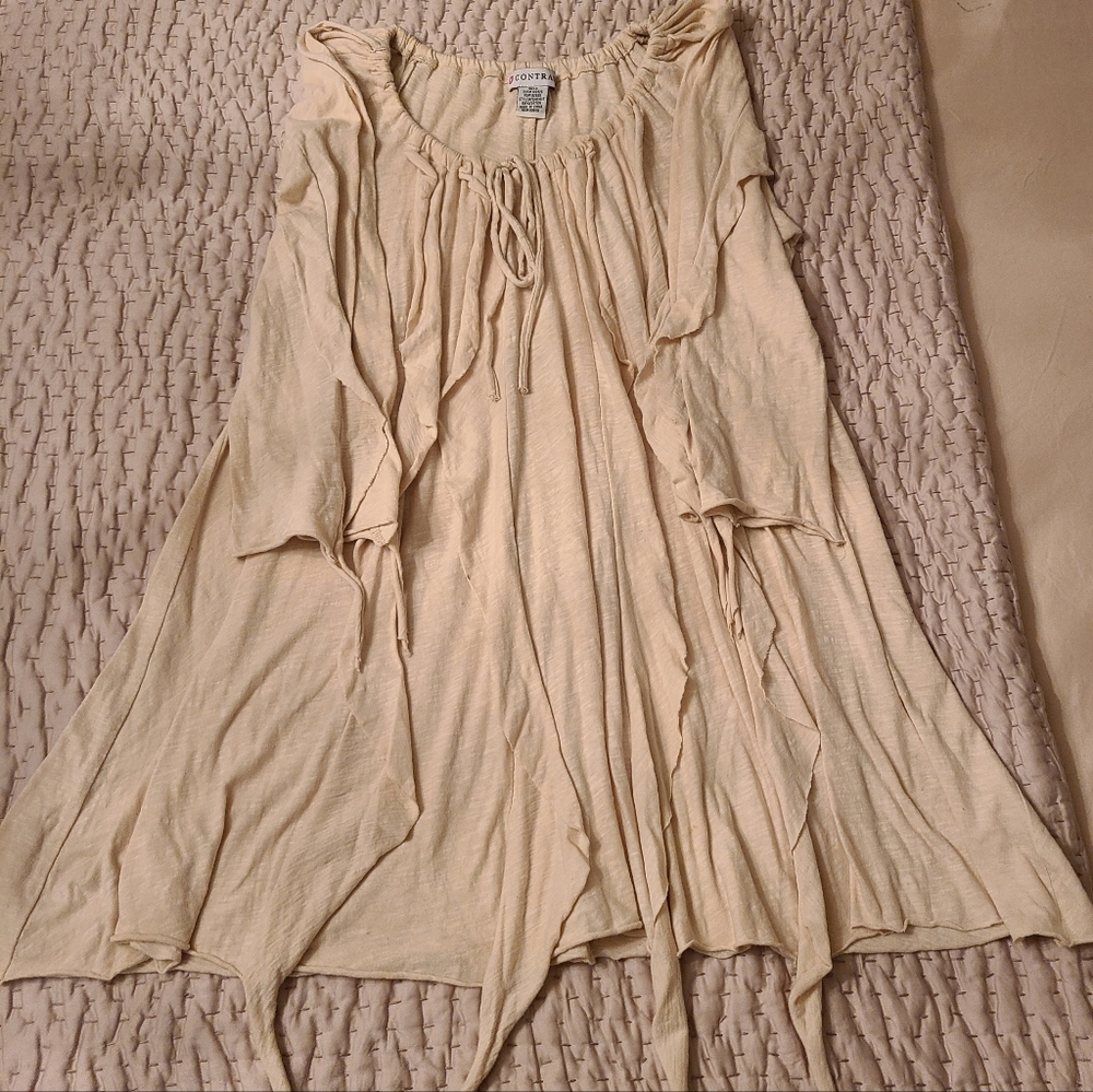 Contrast Women's flowy top, worn with no major flaws